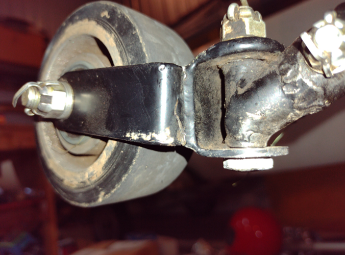 cracked tw bracket on airplane.png
